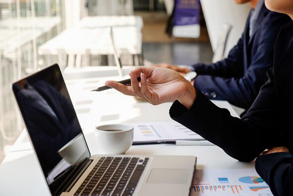 success-cooperation-people-hands-discussion-business-590x395-f50_50